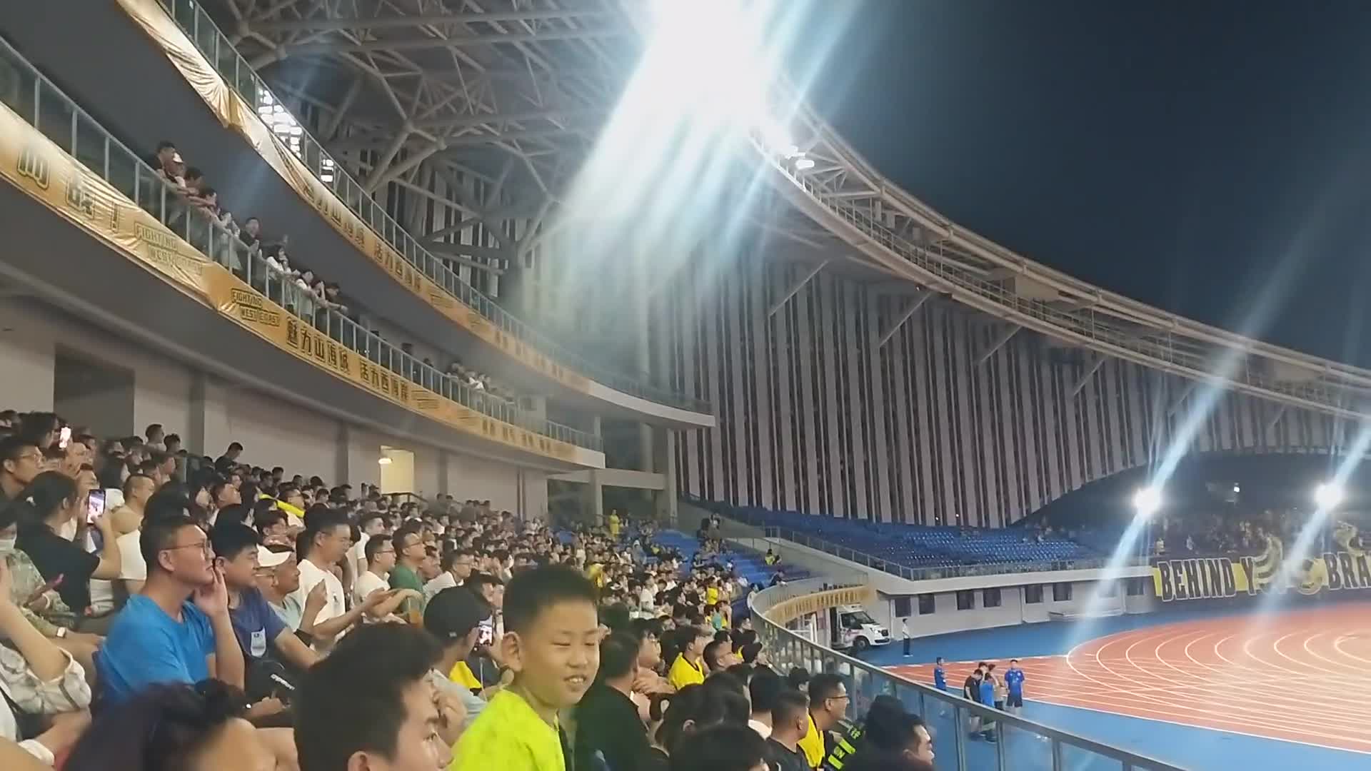 现场激情澎湃，球迷情绪高涨
