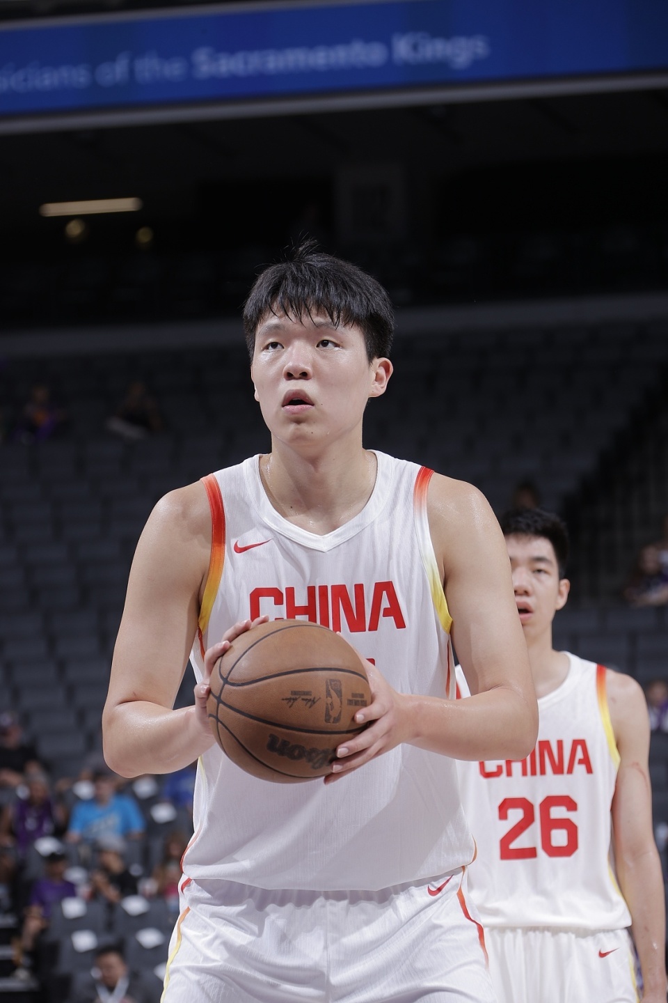 开拓者官推发布杨瀚森登机照：波特兰在等你的简单介绍
