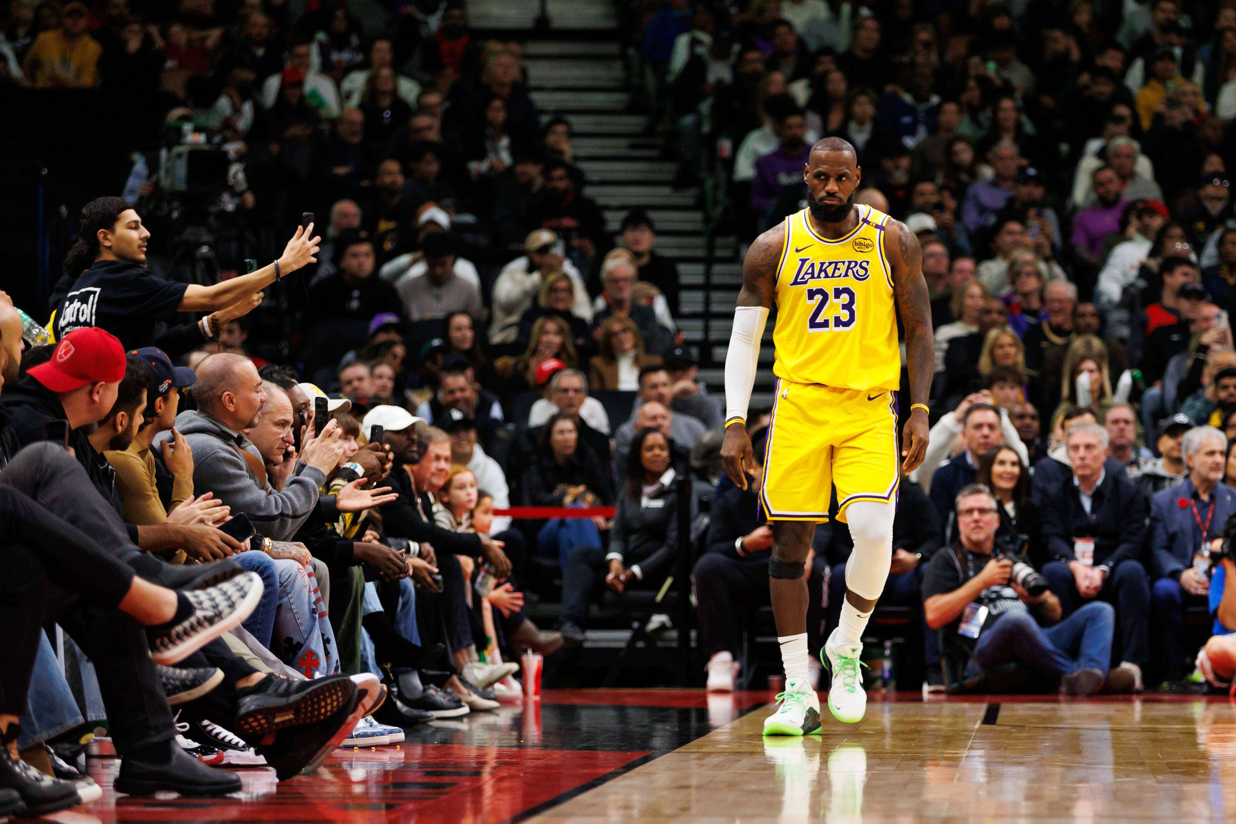 冠军中锋申请加盟湖人！联手东契奇詹姆斯组NBA最强大三巨头的简单介绍