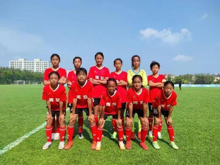 热情比赛：女子足球队争分夺秒的简单介绍