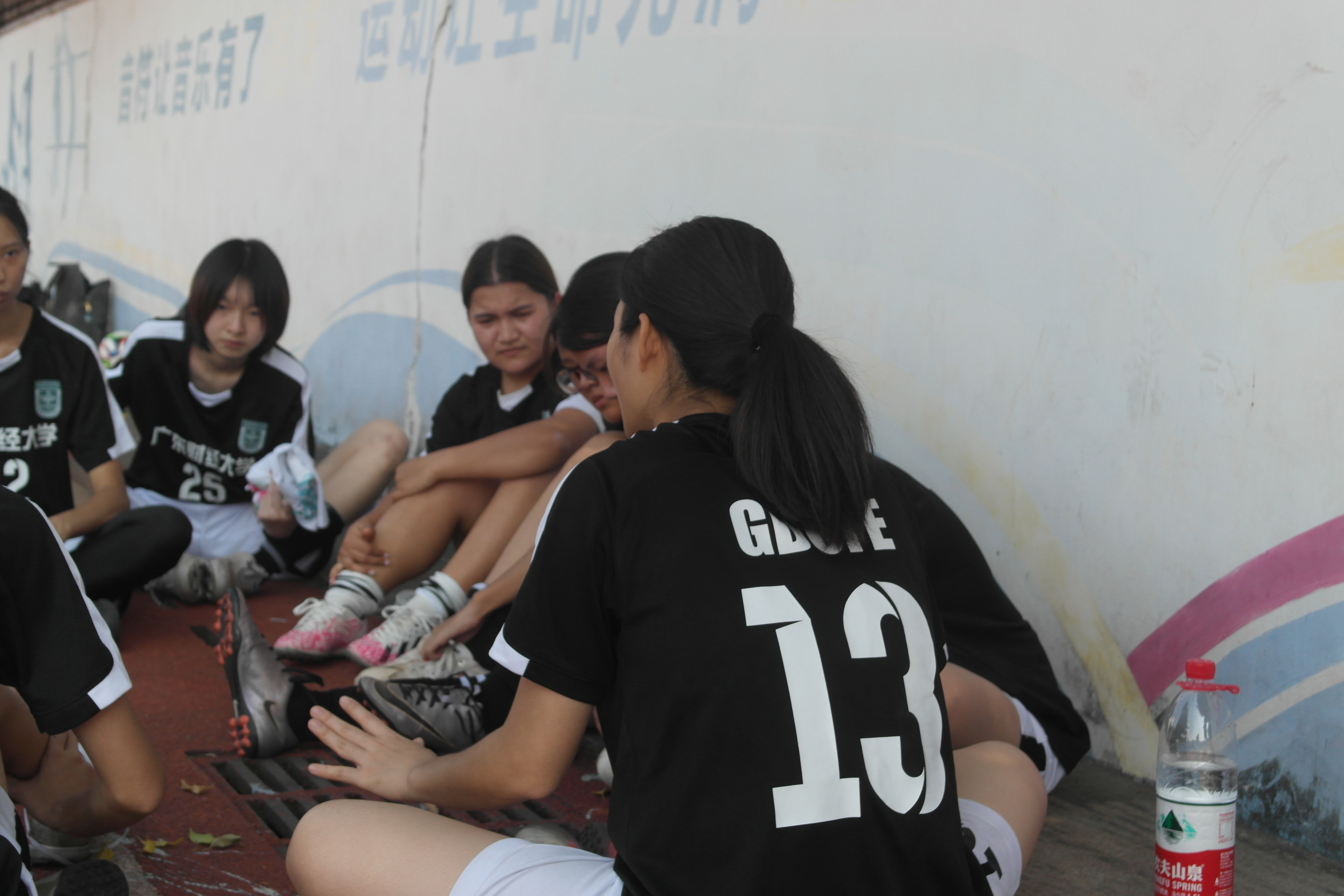 热情比赛：女子足球队争分夺秒的简单介绍
