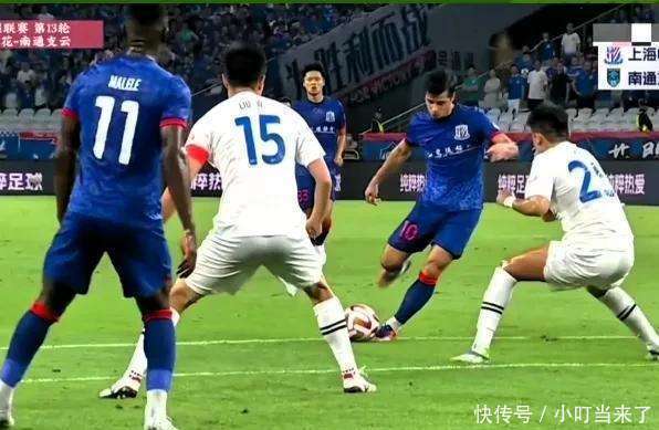 球场上充满着竞争与激情，球员们为了胜利拼尽全力