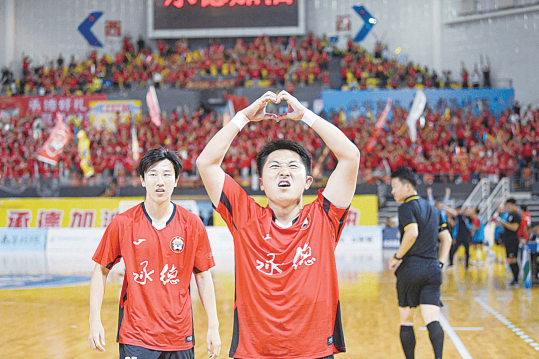 包含精彩赛事即将上演：球队奋起争夺胜利的词条